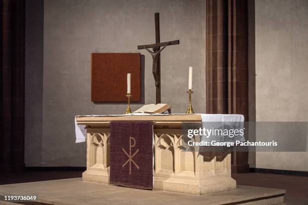 simple christian church altar - protestantismus stock-fotos und bilder
