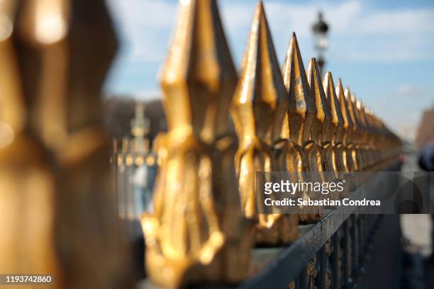 opulent gates opening onto champs-elysee, paris, france - capital architectural feature 個照片及圖片檔