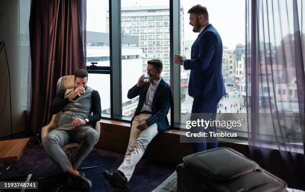man drinken whisky na succesvolle baan - business party stockfoto's en -beelden