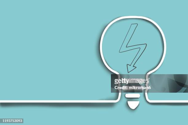 single line drawing of a light bulb with a lighting bolt - energy bill stockfoto's en -beelden