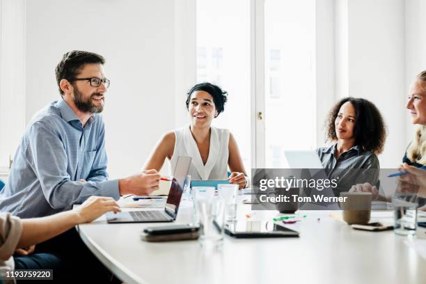 office manager talking to employees during morning meeting - frau business glas modern stock-fotos und bilder