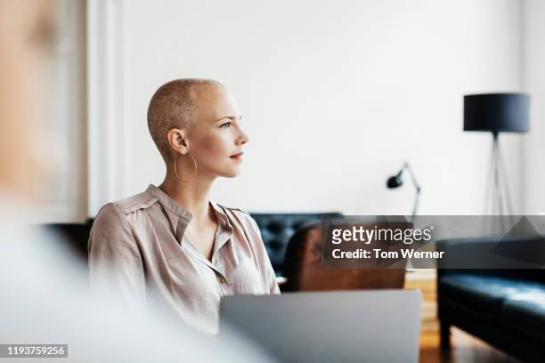 office employee listening during morning meeting - short hair women stock-fotos und bilder