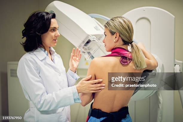 le docteur travaille avec le scanner de rayon x de mammographie à l'hôpital - dépistage des cancers photos et images de collection