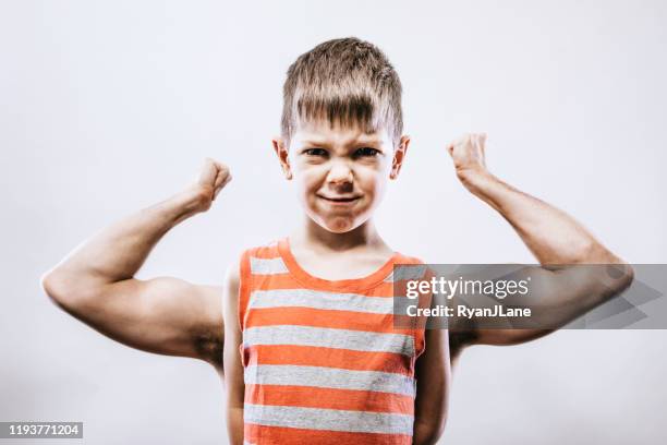 perspective forcée flexing strong boy portrait - perspective artificielle photos et images de collection