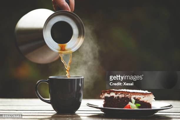 scheibe dessert mit heißem kaffee - fondant cakes stock-fotos und bilder