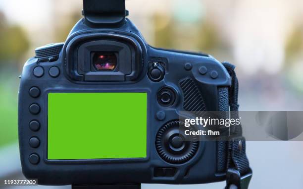 backside of a digital camera with green monitor - digitale spiegelreflexcamera stockfoto's en -beelden