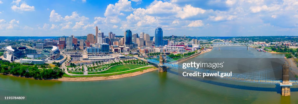 Cincinnati Ohio Skyline mit John Roebling Brücke Luftblick Sommer