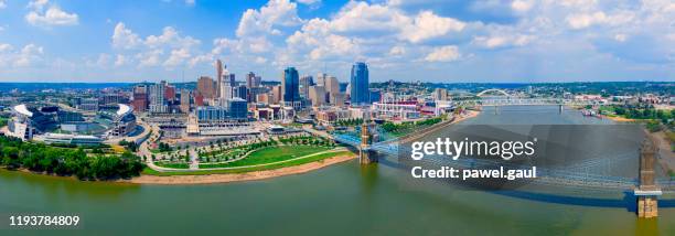 cincinnati ohio skyline med john roebling bridge antenn visa sommar - ohio bildbanksfoton och bilder