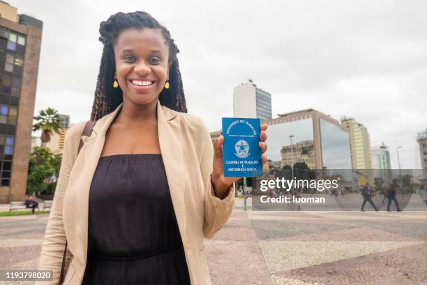 braziliaanse vrouw blij omdat ze een baan kreeg - wallet stockfoto's en -beelden