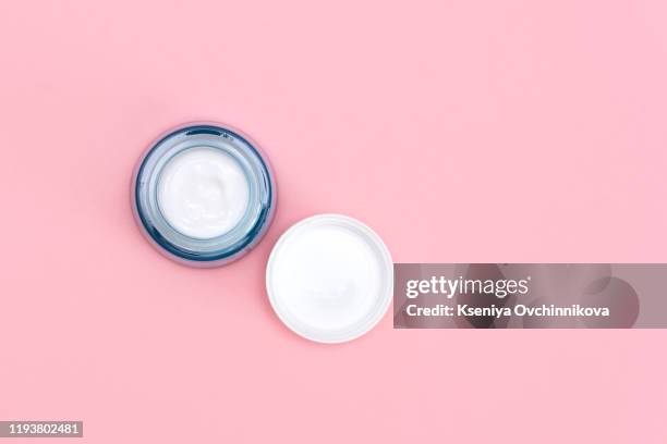 jar of camomile face cream with camomile flowers with selective focus. cosmetics pink background - camomille stock pictures, royalty-free photos & images