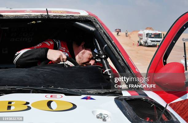 Toyota's Spanish driver Fernando Alonso leaves his car after the neutralisation of the race due to strong winds during the Stage 10 of the Dakar 2020...