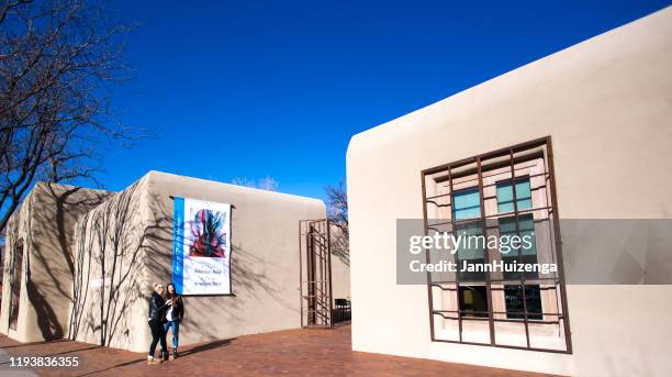 santa fe, nm: jonge vrouwen buiten georgië o'keeffe museum - santa fe stockfoto's en -beelden