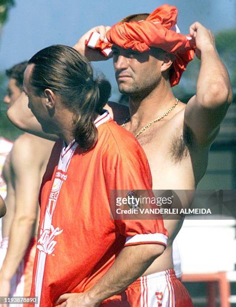 Soccer star Cristian Montecinos of the Mexican team Necaxa ties his jacket around his head during a World Club training session 10 January 2000 in...