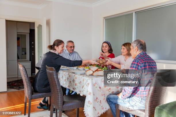 repas d'iftar de famille (icli kofte) pendant le ramadan - iftar photos et images de collection