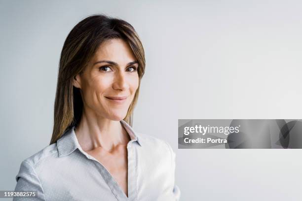 portrait of confident mature businesswoman - one woman only 45 49 years stock pictures, royalty-free photos & images