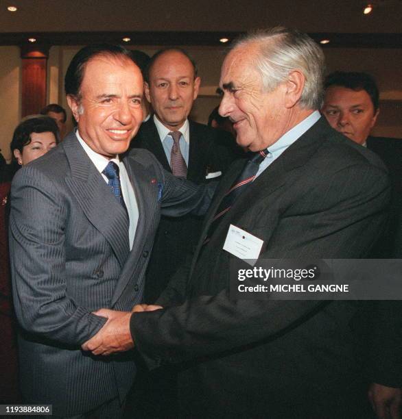 Le président argentin, Carlos Menem, est accueilli par le président du CNPF International, François Périgot, le 14 octobre à Paris, lors d'un...