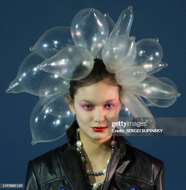 Model displays a creation by Ukrainian fashion designer Oleksiy Zalevsky during the Ukrainian Fashion Week 2006 in Kiev, late 12 October 2006. AFP...