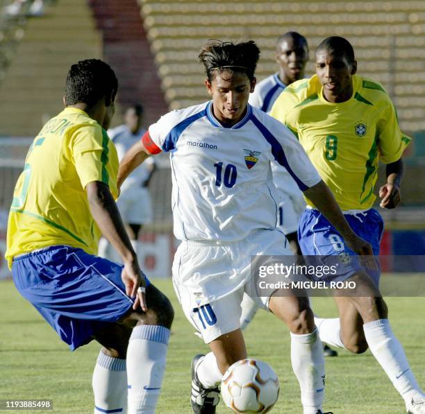 Soccer players Luis Saritama , Cleyton Xavier , and Elton Giovanni fight for the ball in Montevideo, Uruguay 11 January 2003. Luis Saritama , de la...