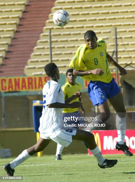 Soccer players Elton Givanni and Leonardo Soledispa fight for the ball in Montevideo, Uruguay 11 January 2003. Elton Givanni de la selección...