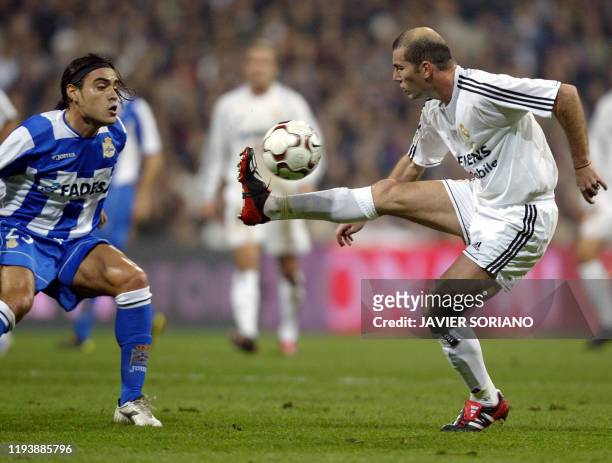 Real Madrid's French Zinedine Zidane controls the ball in front of Deportivo la Coruna's Argentinian Aldo Duscher during their Spanish League match...