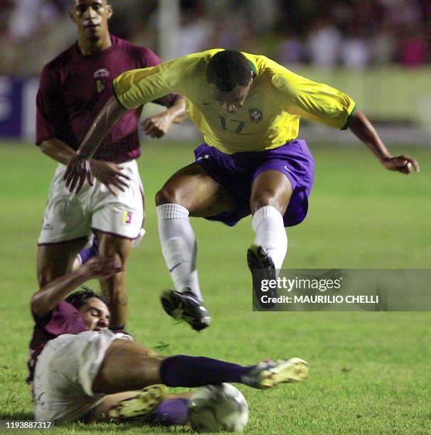 Denilson , jumps over Ricardo Paez as they fight for the ball in Sao Luis, Brazil 14 November 2001. Denilson , del seleccionado brasileno de futbol,...