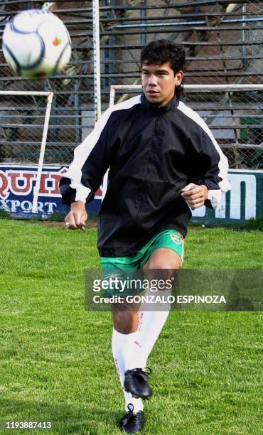 Soccer player Milton Coimbra is seen training in La Paz, Bolivia 05 November 2001. El atacante de la seleccion boliviana de futbol Milton Coimbra,...