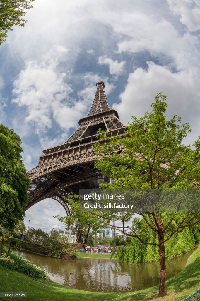 O marco parisiense icónico Torre Eiffel e campeão de Marte no banco esquerdo do rio de Sena na mola