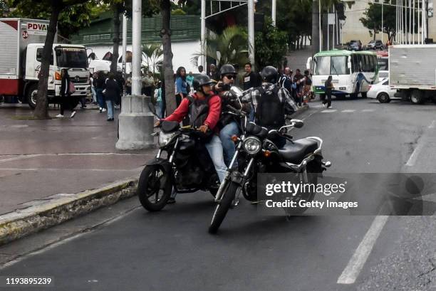 Member of armed groups called 'Colectivos' that support the government robs a photographer at gunpoint on January 15, 2020 in Caracas, Venezuela....