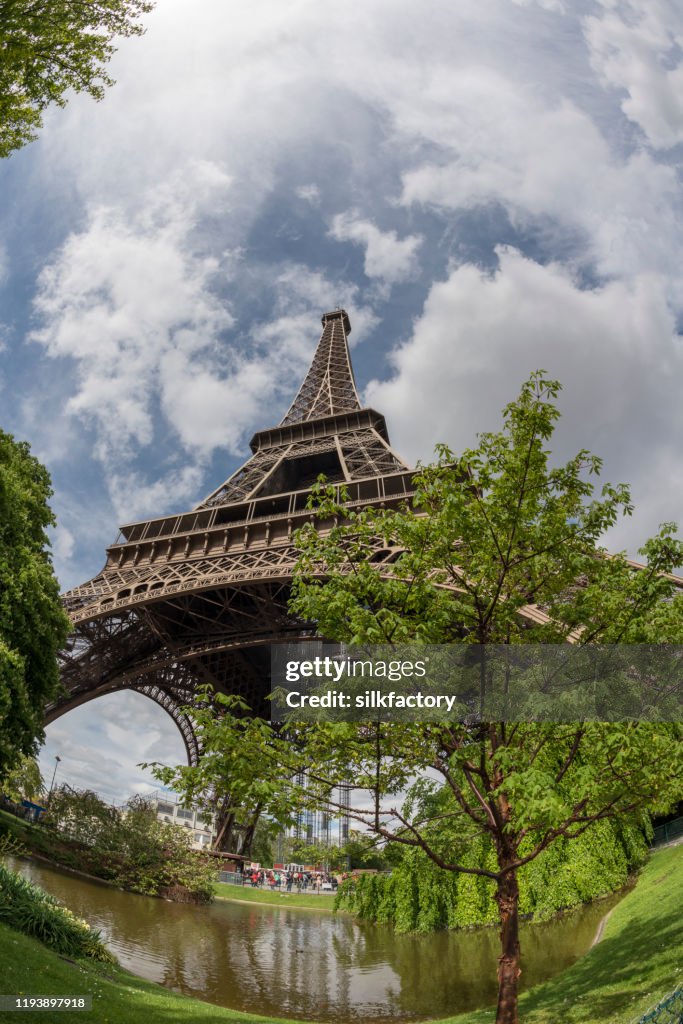 Das Wahrzeichen des Pariser Wahrzeichens Eiffelturm und Champ de Mars am linken Seine-Ufer im Frühjahr