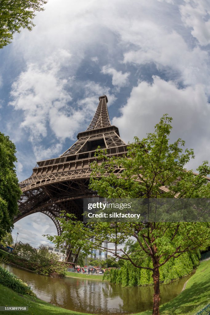 Den ikoniska parisiska Landmark Eiffel Tower och Champ de mars på vänstra stranden av Seine River på våren