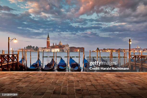 gondolas on grand canal with church of san giorgio maggiore in the background, venice, veneto, italy. - venedig gondel stock-fotos und bilder
