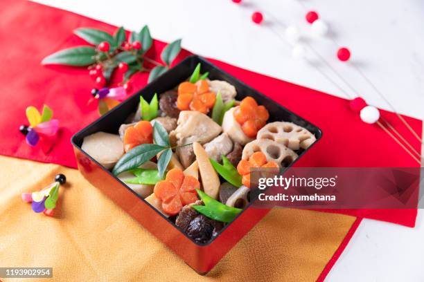 chikuzenni, japanse nimono keuken, gestoofd kip en groenten, traditionele nieuwjaars eten - chikuzenni stockfoto's en -beelden