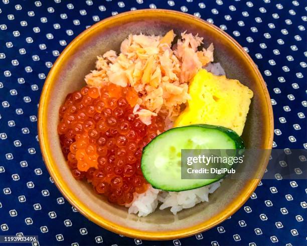 salmon oyakodon, grilled salmon flesh and salmon roe on rice in a bowl - 親子丼 stockfoto's en -beelden