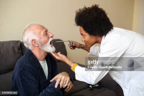 咽喉檢查 - throat exam 個照片及圖片檔