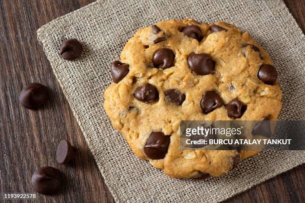 chocolate chip oatmeal cookies - chewy foto e immagini stock