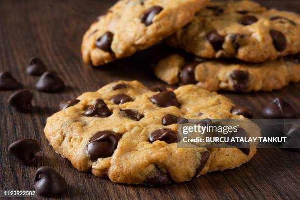 chocolate chip oatmeal cookies - chocoladekoekje stockfoto's en -beelden