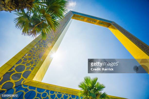la cornice di dubai - edificio dorato shinging per visitare dubai dall'alto - dubai frame foto e immagini stock