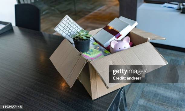 mover oficina y empacar pertenencias en una caja - rejection fotografías e imágenes de stock