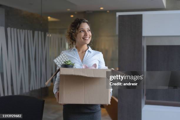 mujer de negocios que se muda a una nueva oficina - desempaquetar fotografías e imágenes de stock