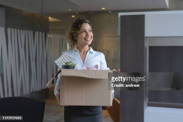 donna d'affari che si trasferisce in un nuovo ufficio - partire foto e immagini stock