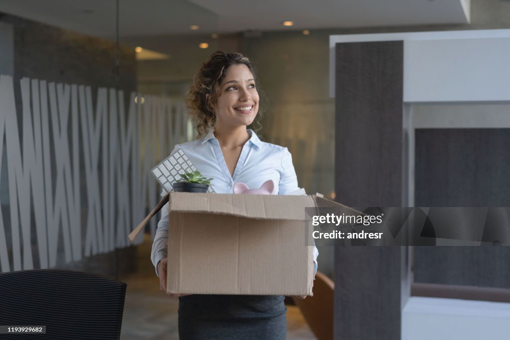 Zakenvrouw verhuizen naar een nieuw kantoor