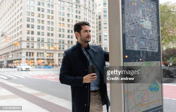 man tittar på en tunnelbanekarta på gatan i new york - looking at subway map bildbanksfoton och bilder