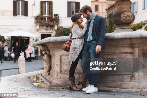 touristisches paar in einem romantischen urlaub. sie reisen in italien und entdecken rom - stadt personen rom herbst stock-fotos und bilder