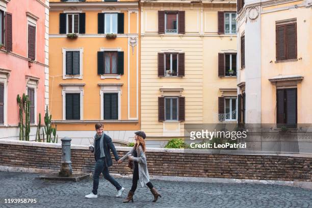touristisches paar in einem romantischen urlaub. sie reisen in italien und entdecken rom - stadt personen rom herbst stock-fotos und bilder