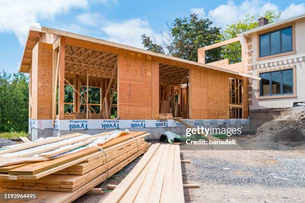 construcción de casas y adición de viviendas - ampliación de casa fotografías e imágenes de stock