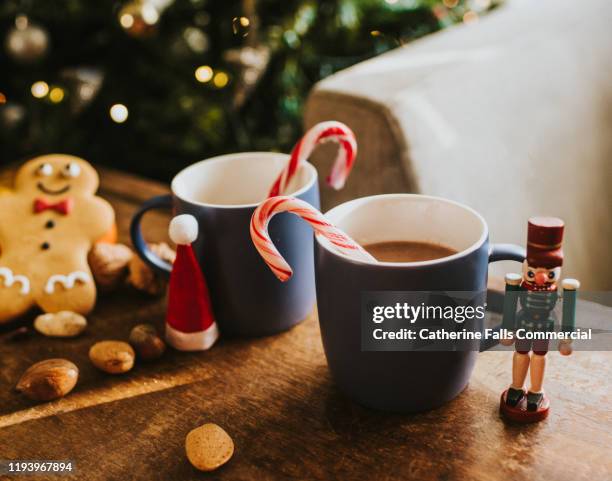festive hot chocolate - avond thuis stockfoto's en -beelden
