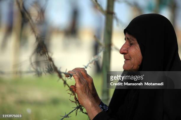 iranian old muslim woman is crying for her martyr - syrisch stock-fotos und bilder