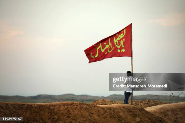 iranian people with flag - irak war stockfoto's en -beelden