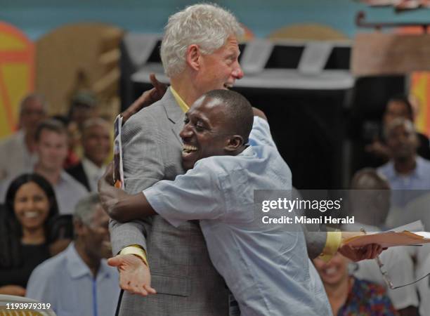 Un muy agradecido Landry Colas abraza a Bill Clinton, expresidente de EEUU, mientras expresa su gratitud en el Parque Industrial Caracol, que inició...