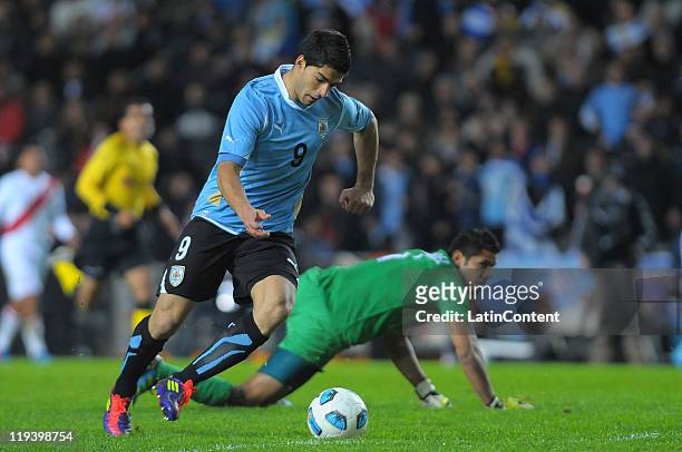 Raul fernandez of Peru struggles for the ball with Luis Suárez of Uruguay during a match as part of Finals Quarters of 2011 Copa America at Ciudad de...